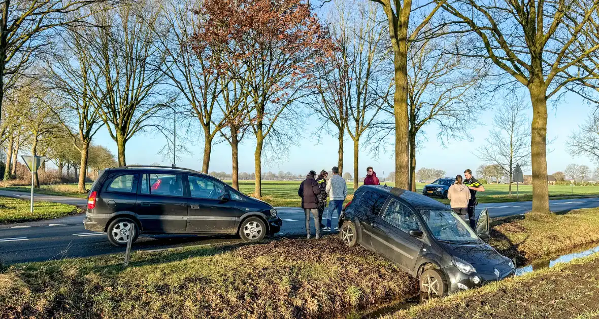 Aanrijding met twee voertuigen leidt tot wegafsluiting - Foto 2