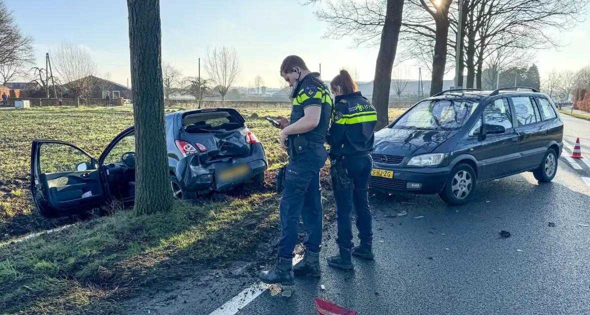 Aanrijding met twee voertuigen leidt tot wegafsluiting - Foto 3