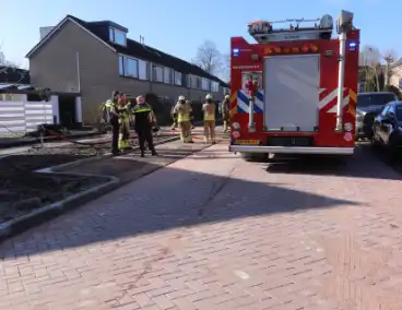 Brandweer stelt gasflessen veilig bij brand