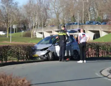 Bestuurder vliegt uit de bocht en belandt in bosjes