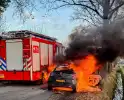 Auto brandt volledig uit na brandlucht