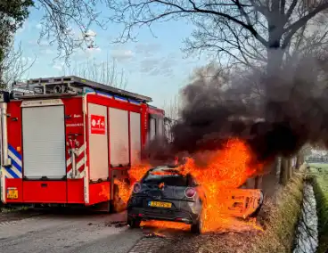 Auto brandt volledig uit na brandlucht