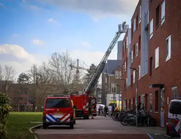 Hulpdiensten halen persoon van dak