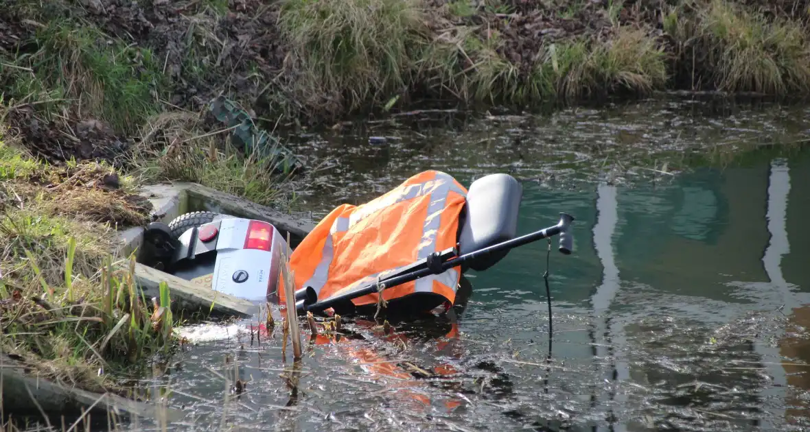Scootmobiel belandt in het water met oudere bestuurder