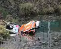 Scootmobiel belandt in het water met oudere bestuurder