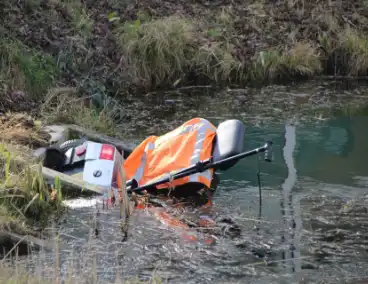 Scootmobiel belandt in het water met oudere bestuurder