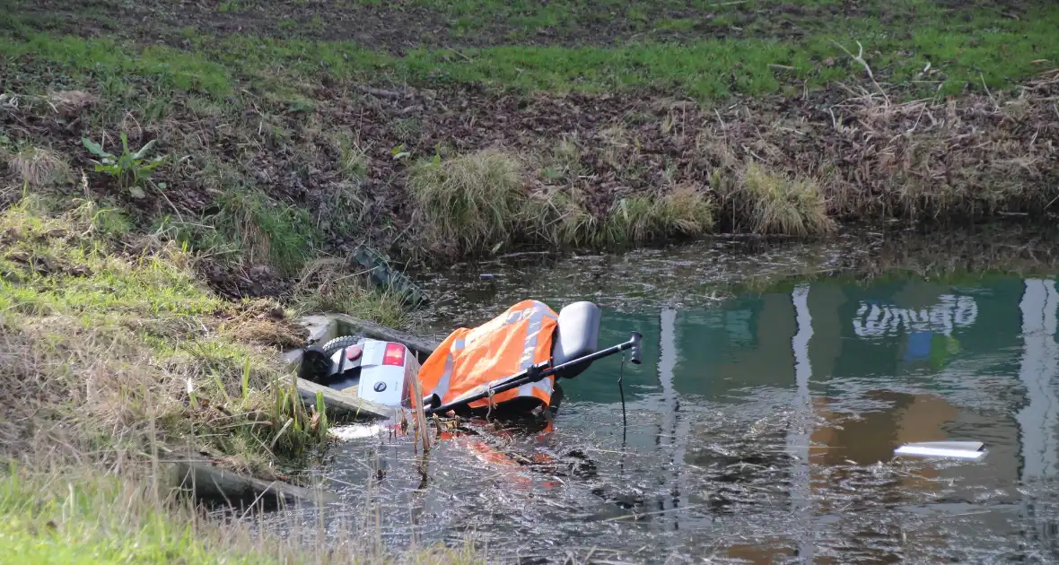 Scootmobiel belandt in het water met oudere bestuurder - Foto 3