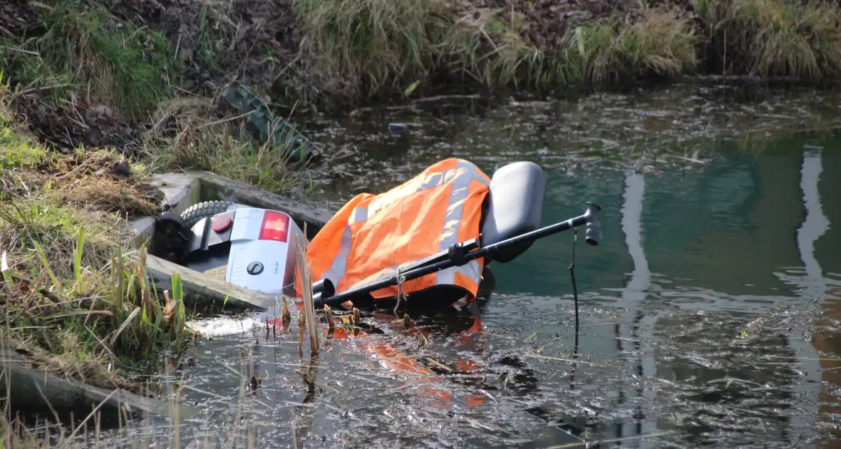 Scootmobiel belandt in het water met oudere bestuurder - Foto 4