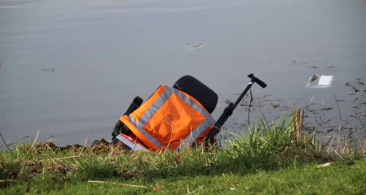Scootmobiel belandt in het water met oudere bestuurder - Foto 5