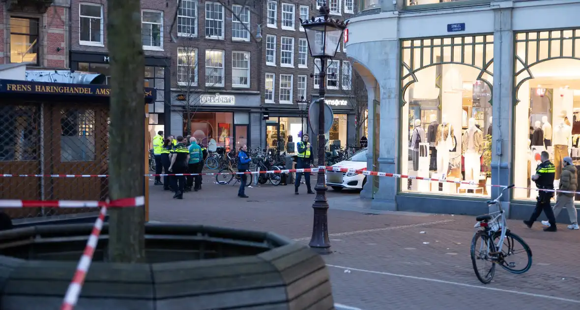 Fietser zwaargewond bij aanrijding met trams - Foto 1