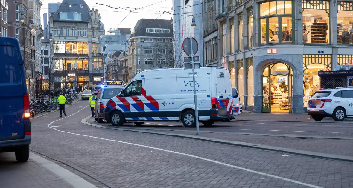 Fietser zwaargewond bij aanrijding met trams - Foto 3