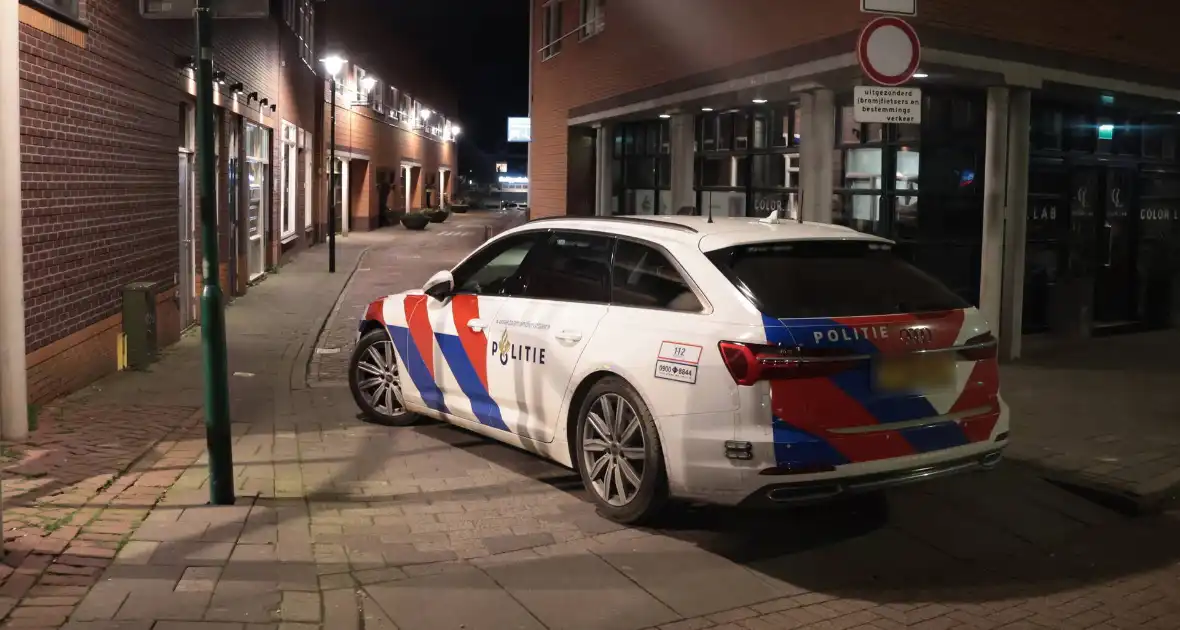 Straat afgesloten door politieagenten
