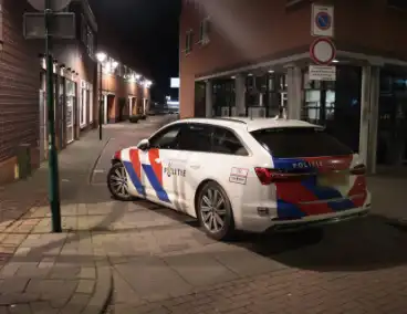 Straat afgesloten door politieagenten
