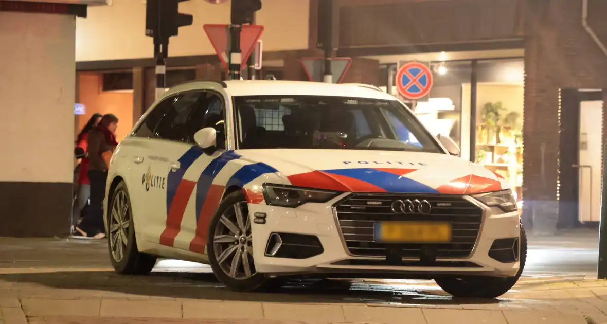 Straat afgesloten door politieagenten - Foto 1