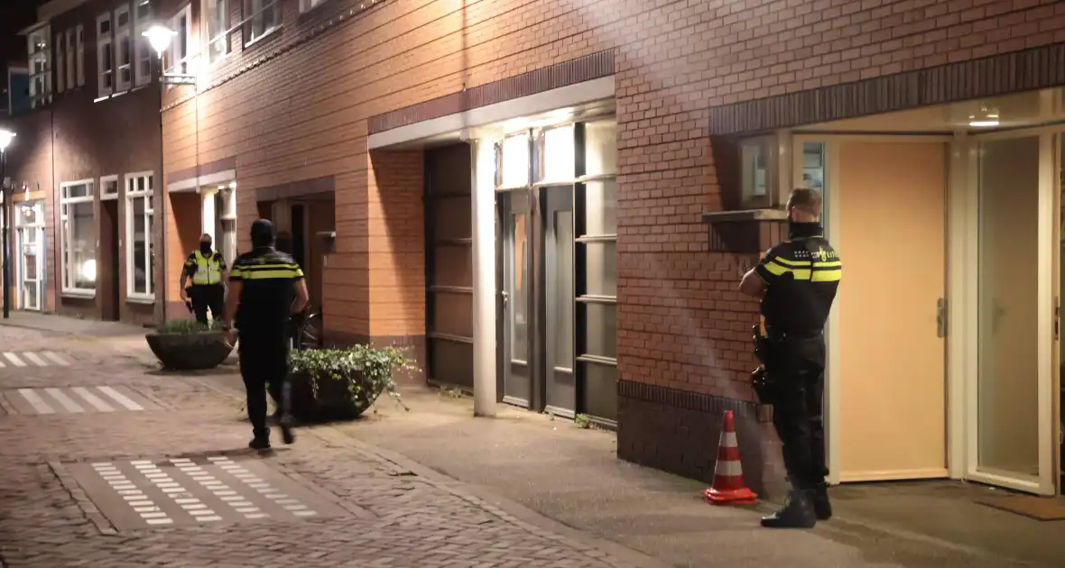 Straat afgesloten door politieagenten - Foto 2
