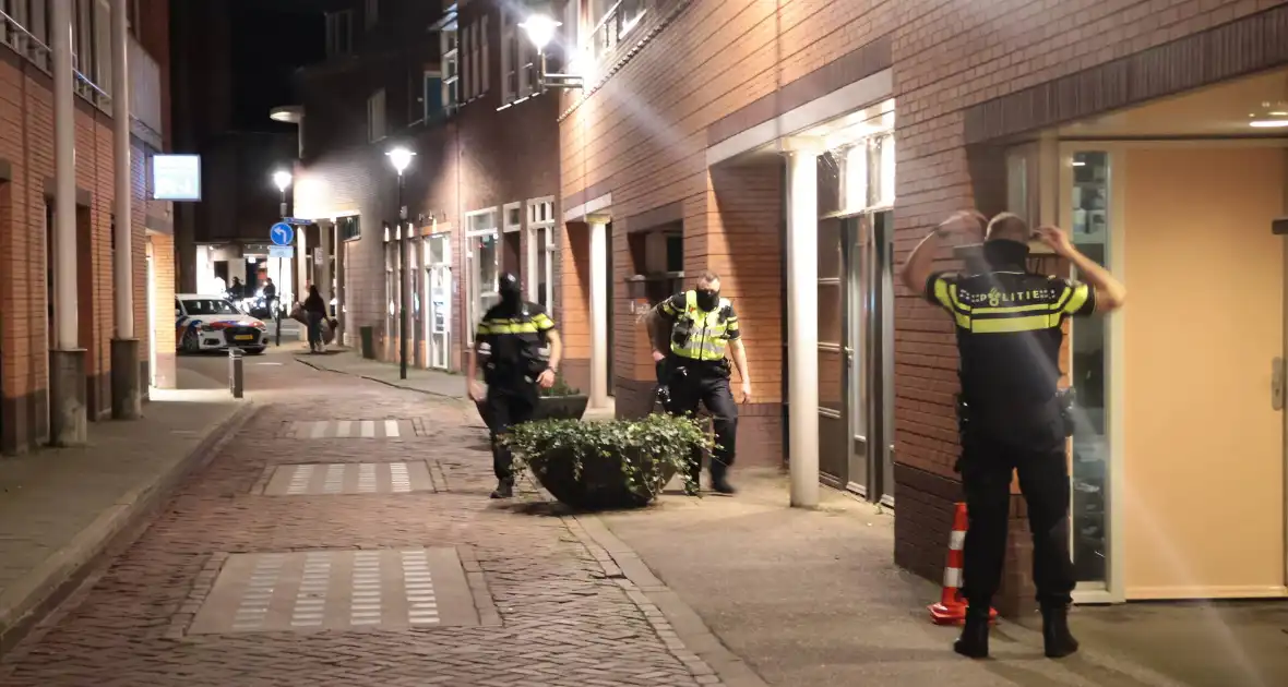 Straat afgesloten door politieagenten - Foto 3