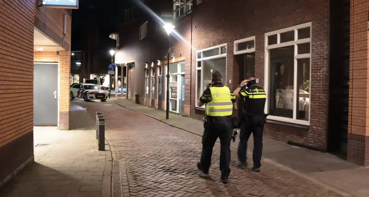 Straat afgesloten door politieagenten - Foto 4