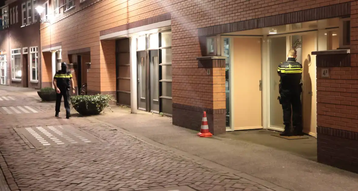 Straat afgesloten door politieagenten - Foto 5