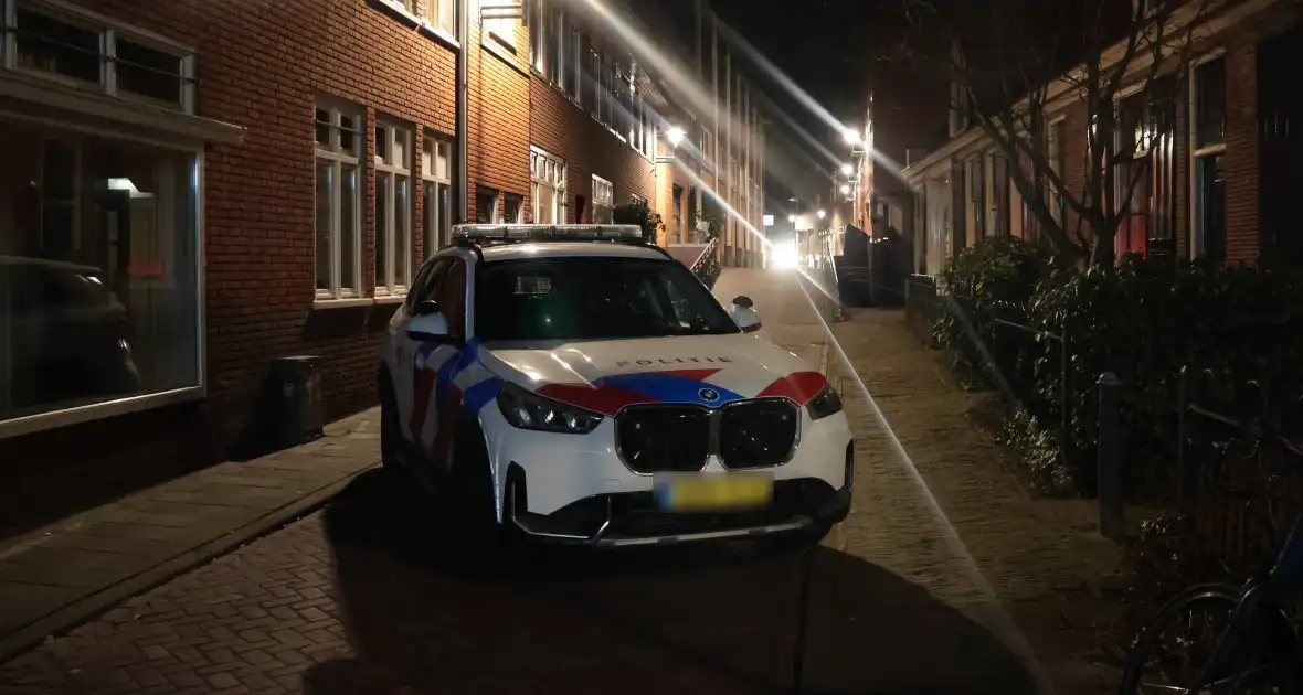 Straat afgesloten door politieagenten - Foto 6