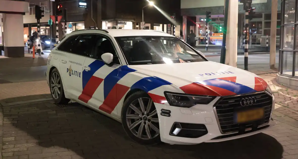Straat afgesloten door politieagenten - Foto 7