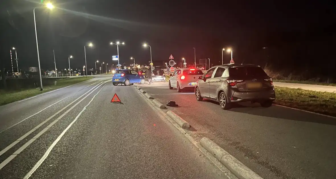 Ongeval met twee voertuigen zorgt voor schade - Foto 4
