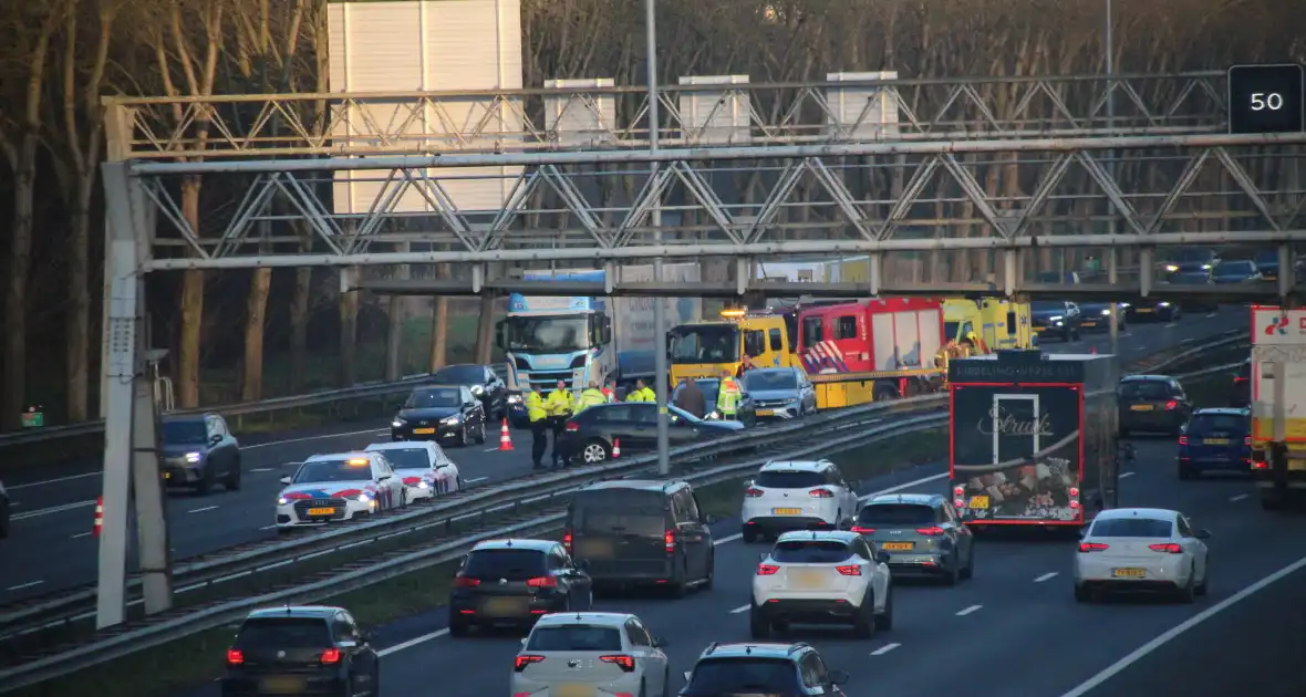 Ongeval tussen vrachtwagen en auto op snelweg