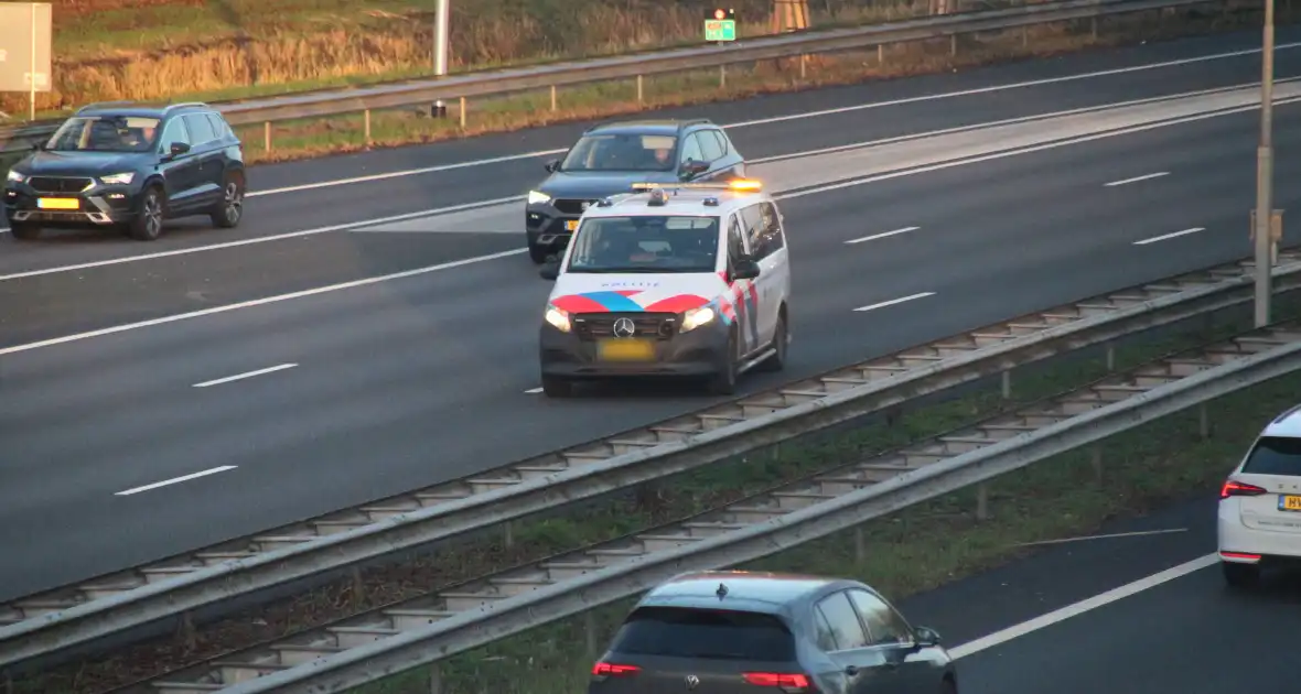Ongeval tussen vrachtwagen en auto op snelweg - Foto 1