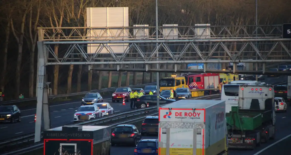 Ongeval tussen vrachtwagen en auto op snelweg - Foto 2