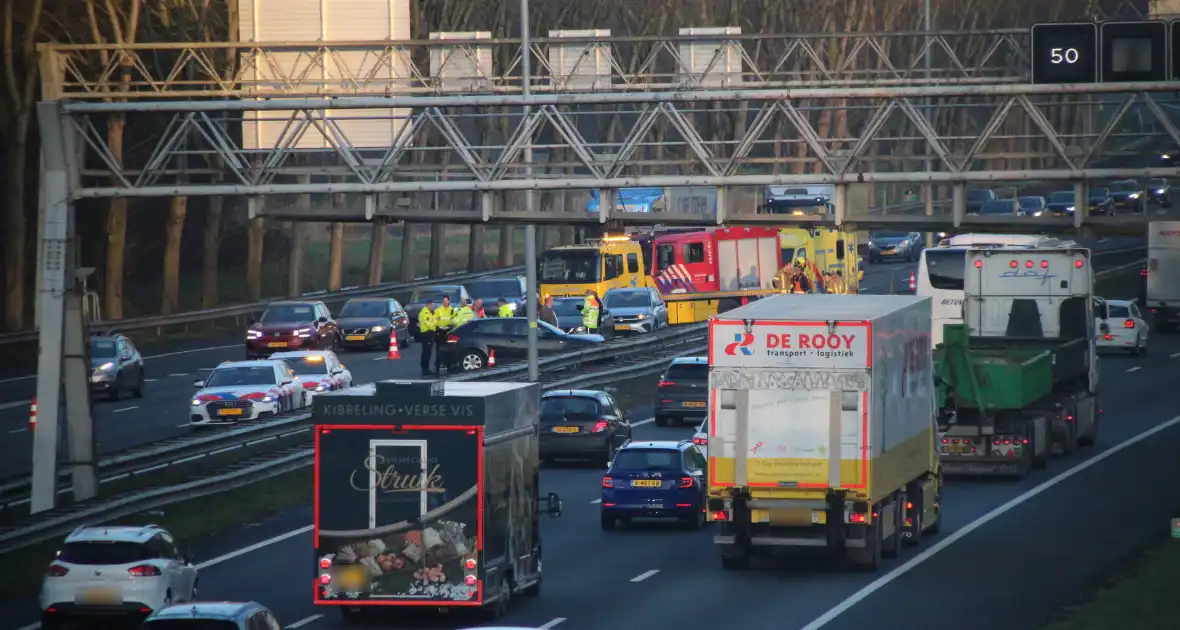 Ongeval tussen vrachtwagen en auto op snelweg - Foto 4