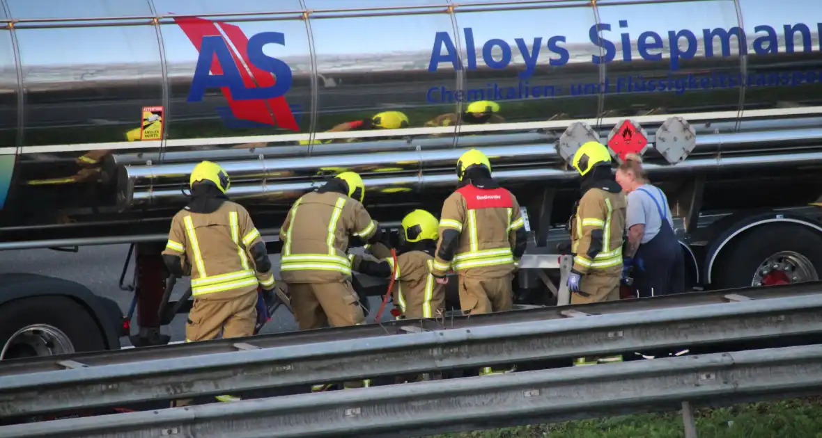 Ongeval tussen vrachtwagen en auto op snelweg - Foto 5