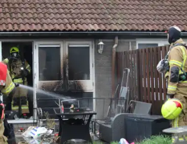 Brand in tuin leidt tot woningbeschadiging