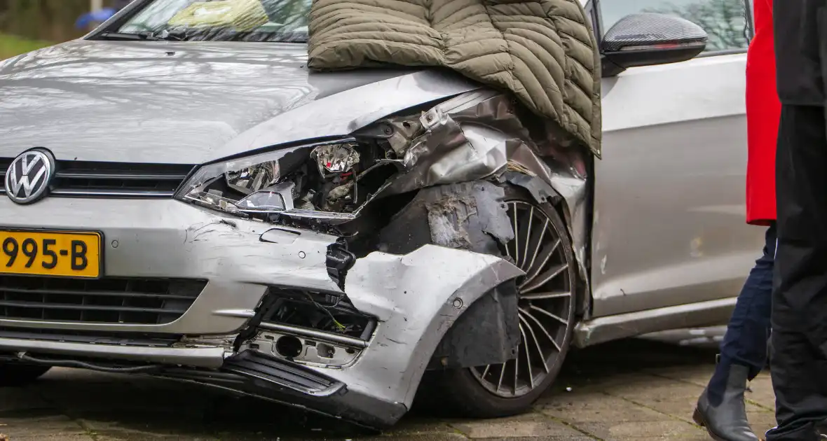Botsing tussen twee voertuigen leidt tot letsel - Foto 1