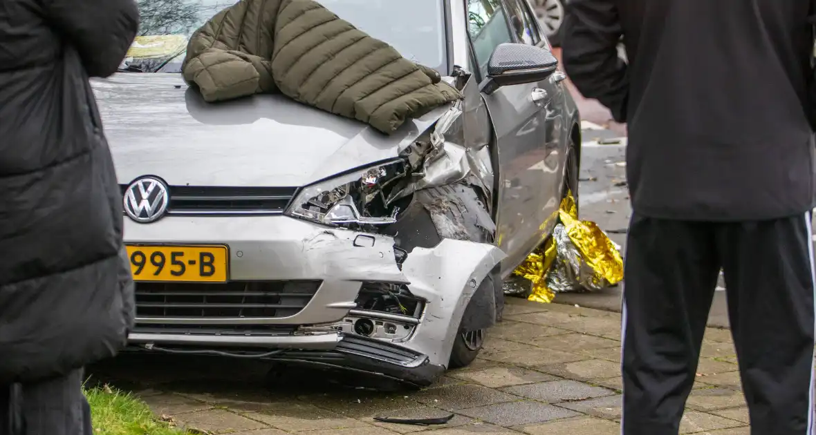 Botsing tussen twee voertuigen leidt tot letsel - Foto 2