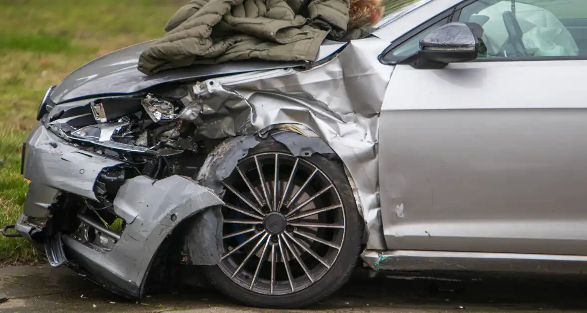 Botsing tussen twee voertuigen leidt tot letsel - Foto 3