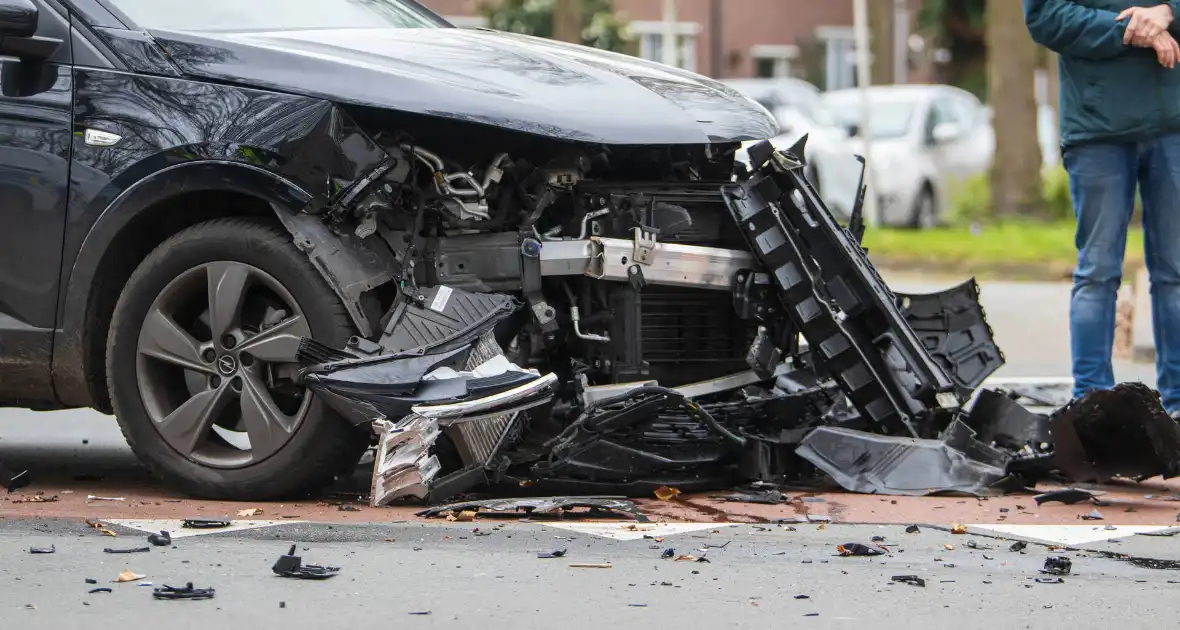 Botsing tussen twee voertuigen leidt tot letsel - Foto 4