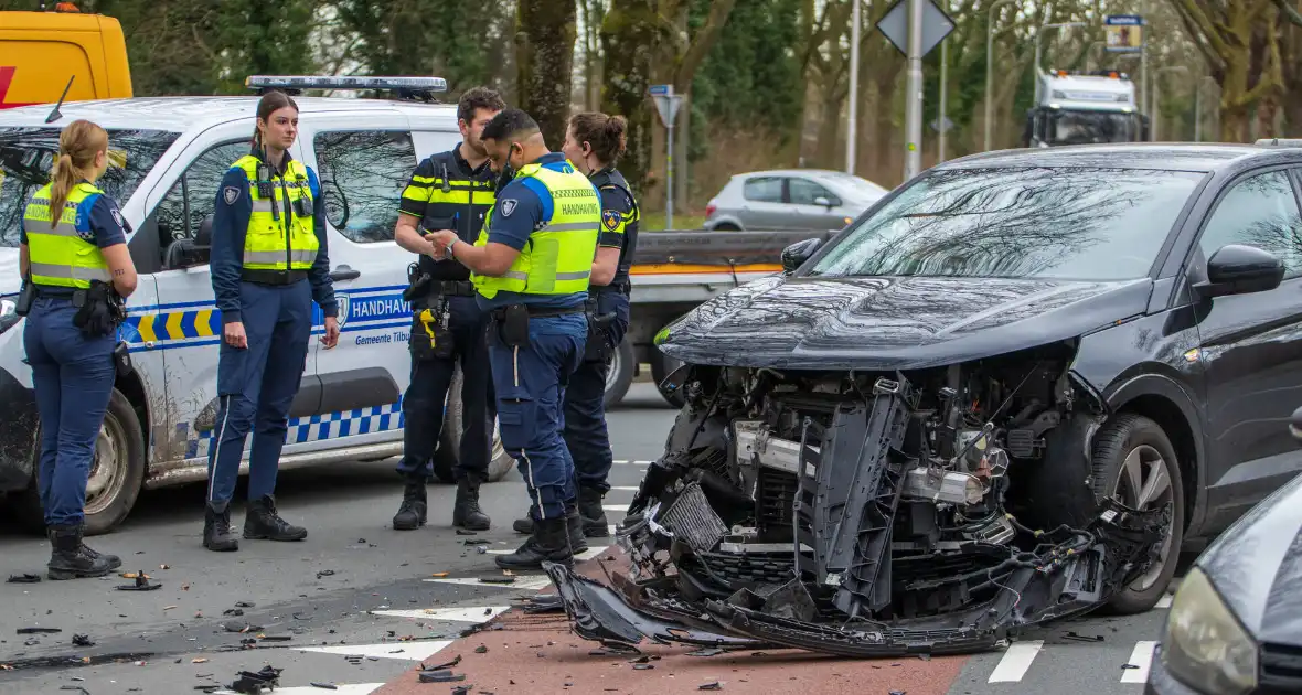 Botsing tussen twee voertuigen leidt tot letsel - Foto 5