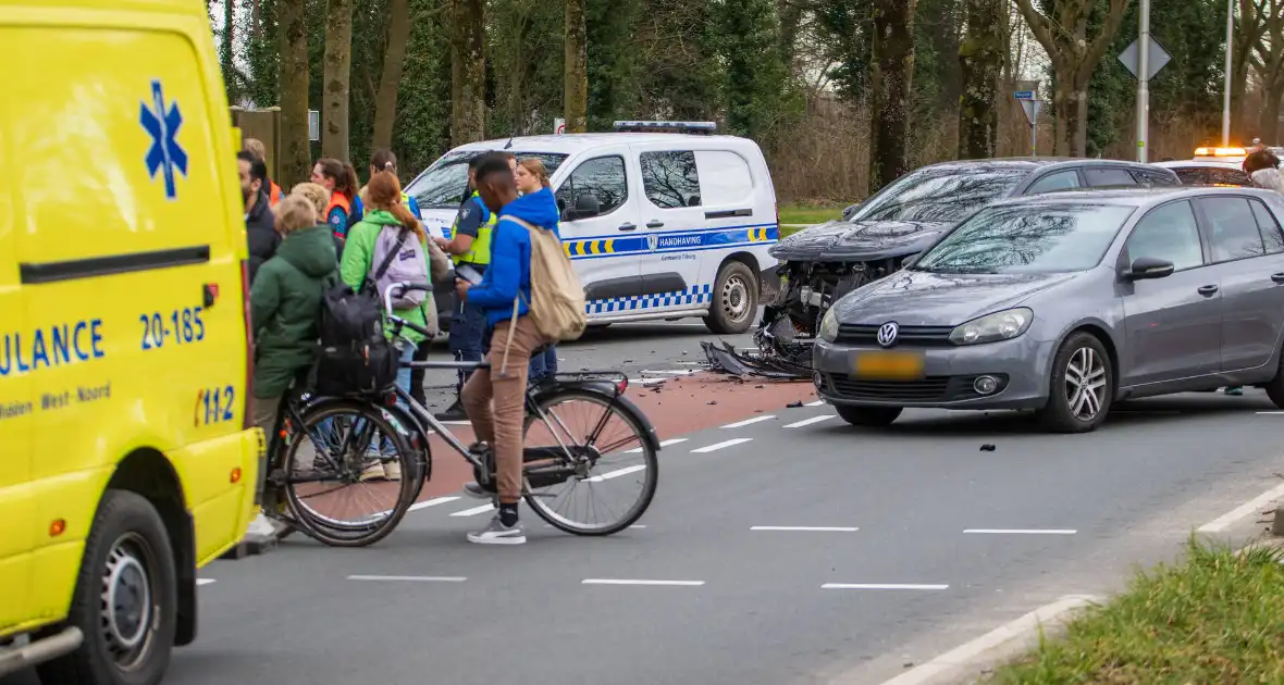 Botsing tussen twee voertuigen leidt tot letsel - Foto 6