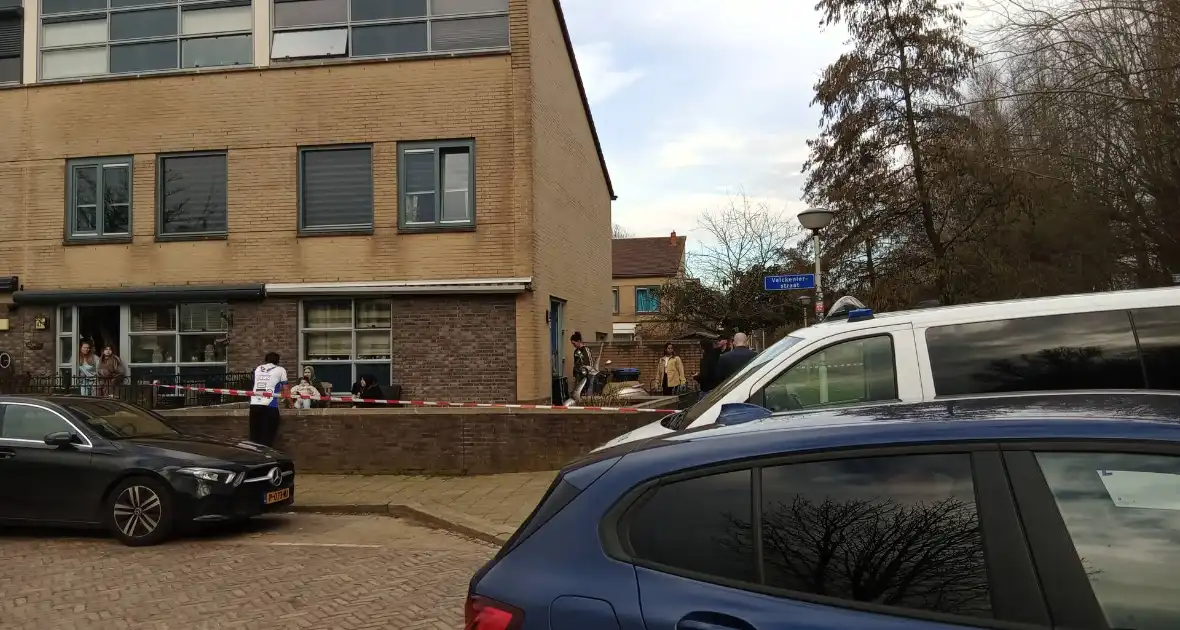 Arrestatieteam ingezet in woning - Foto 3