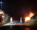 Inzittenden ontsnappen ternauwernood van brandend voertuig