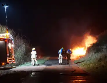 Inzittenden ontsnappen ternauwernood van brandend voertuig