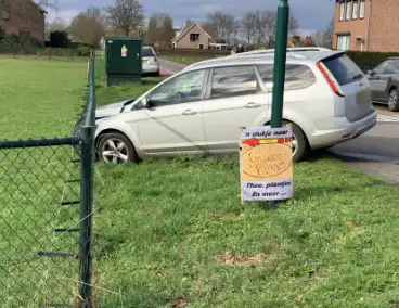 Aanrijding tussen auto en bestelbus zonder gewonden