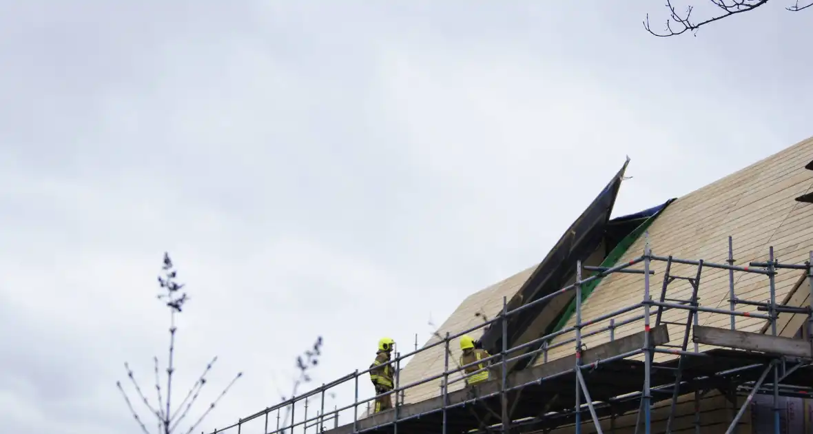 Groot dak deel van woning in aanbouw slaat los door harde wind