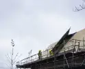 Groot dak deel van woning in aanbouw slaat los door harde wind