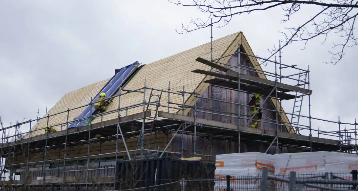 Groot dak deel van woning in aanbouw slaat los door harde wind - Foto 1