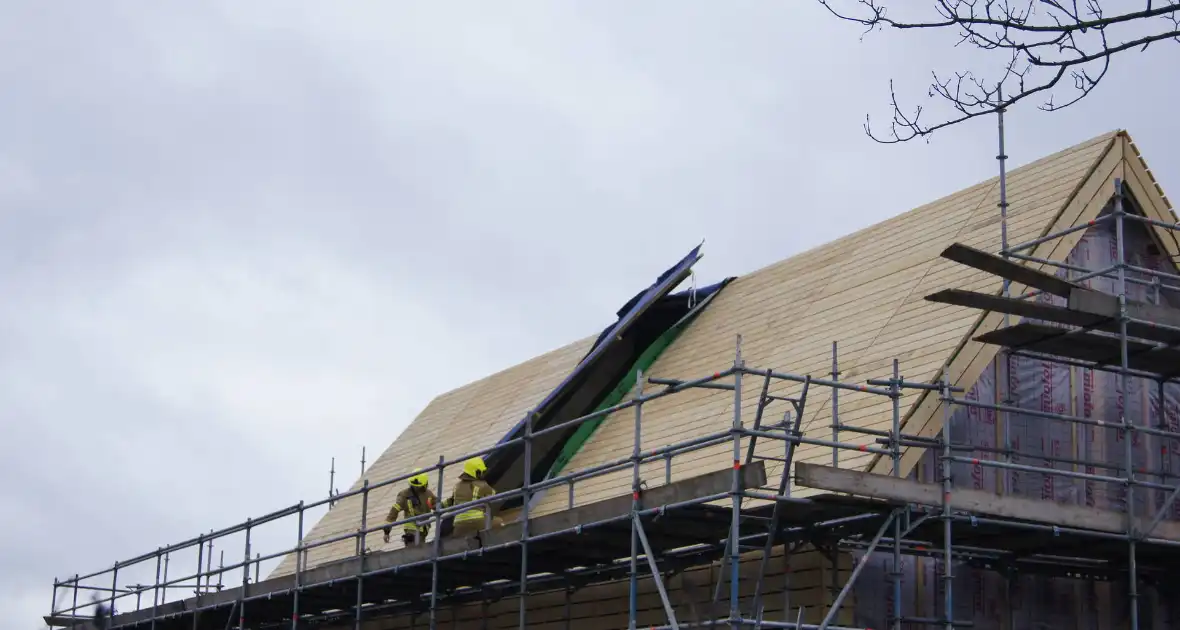 Groot dak deel van woning in aanbouw slaat los door harde wind - Foto 2