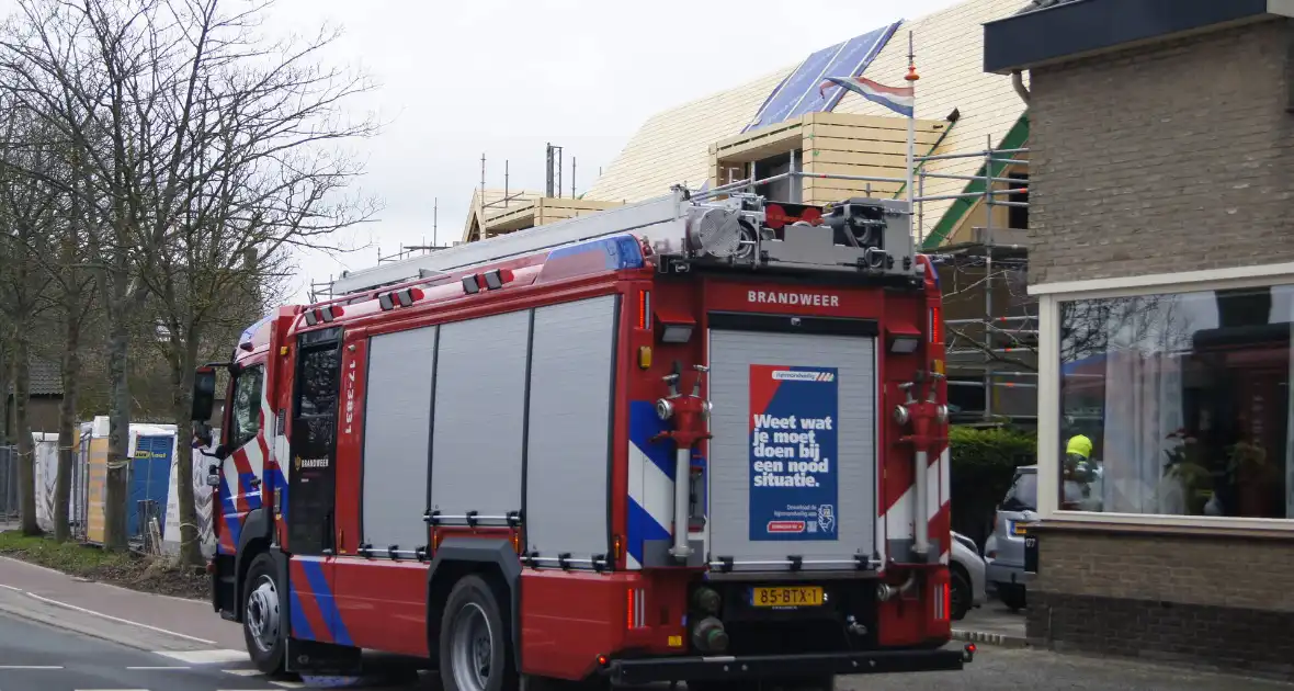 Groot dak deel van woning in aanbouw slaat los door harde wind - Foto 3