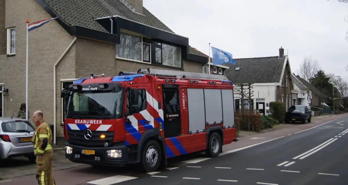 Groot dak deel van woning in aanbouw slaat los door harde wind - Foto 4