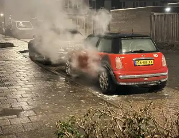 Twee auto's in brand na mogelijke brandstichting