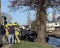 Auto botst tegen boom, grote inzet hulpdiensten