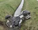 Motor met zijspan in sloot geëindigd